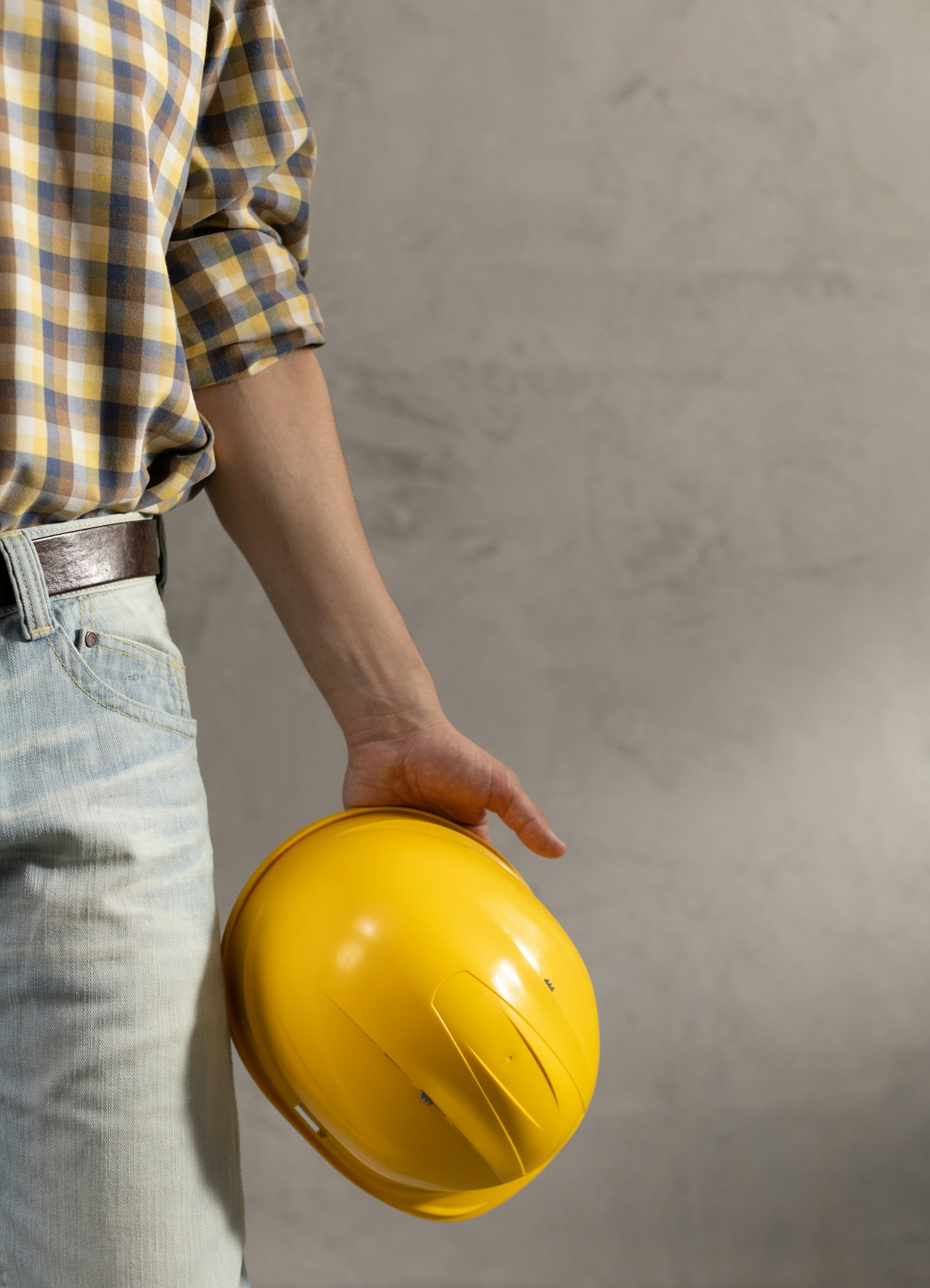 Homme avec casque de chantier France Matériels Services FMS
